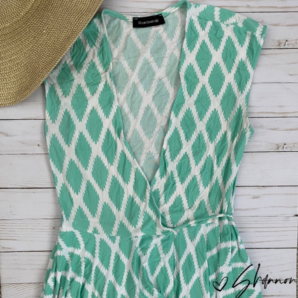 🔥 Hourglass Lilly Kasie Geo Print Dress